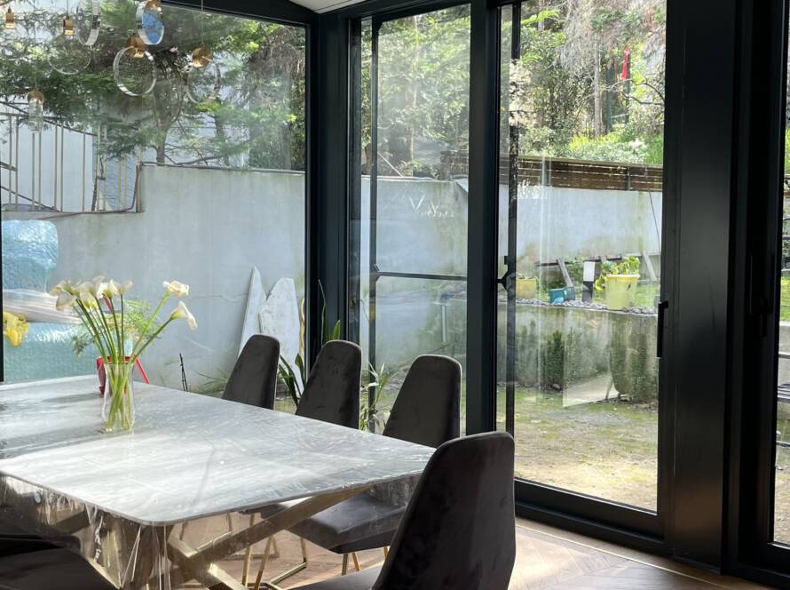 Sandviç panel çatı sistemiyle balkon üzeri tam izolasyonlu kapama