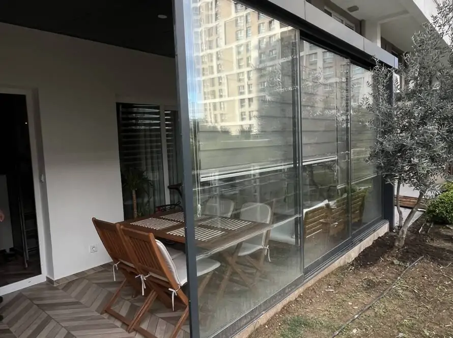 Küçükçekmece’de konforlu yaşam için yapılmış tam yalıtımlı cam kış bahçesi sistemi